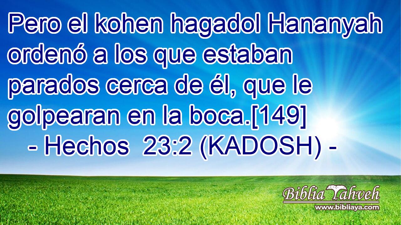  Pero el kohen hagadol Hananyah ordenó a los que estaban parados cerca de él, que le golpearan en la boca.[149] 