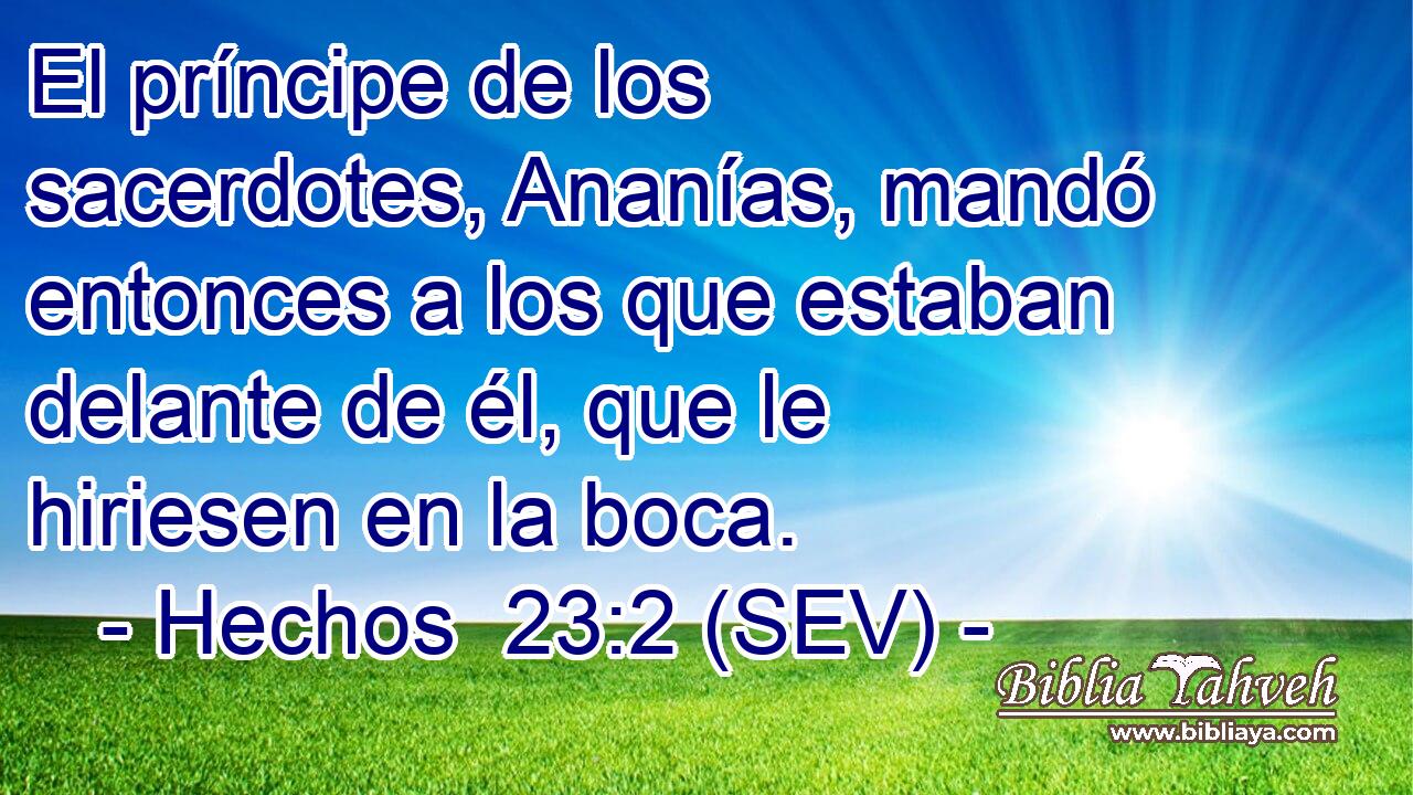 El príncipe de los sacerdotes, Ananías, mandó entonces a los que estaban delante de él, que le hiriesen en la boca.