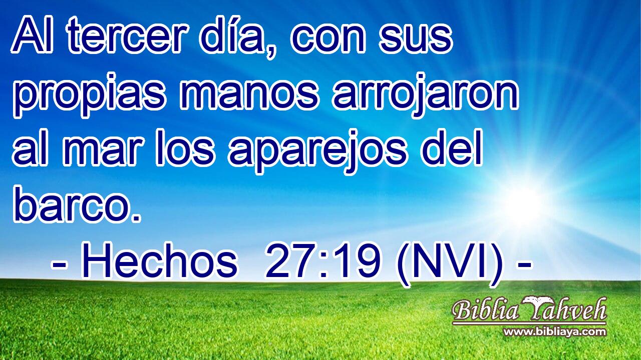  Al tercer día, con sus propias manos arrojaron al mar los aparejos del barco. 
