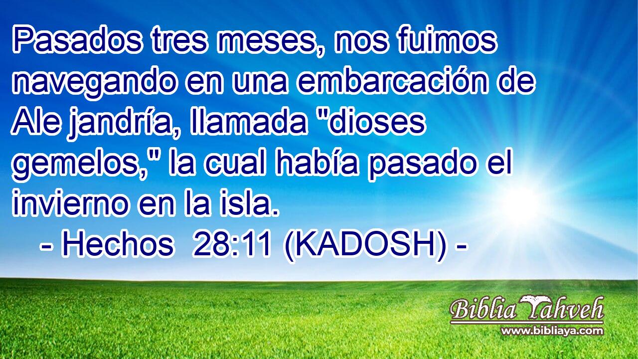  Pasados tres meses, nos fuimos navegando en una embarcación de Ale jandría, llamada 