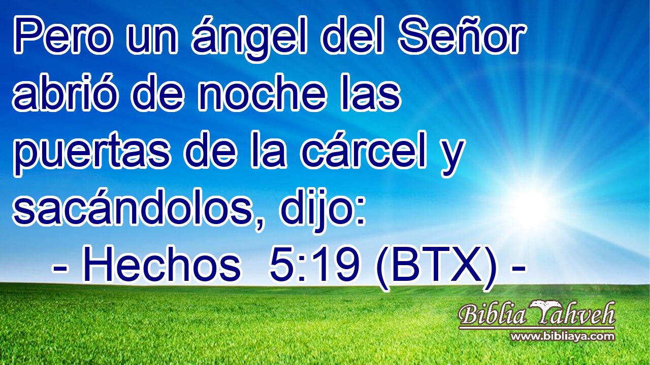 Pero un ángel del Señor abrió de noche las puertas de la cárcel y sacándolos, dijo: