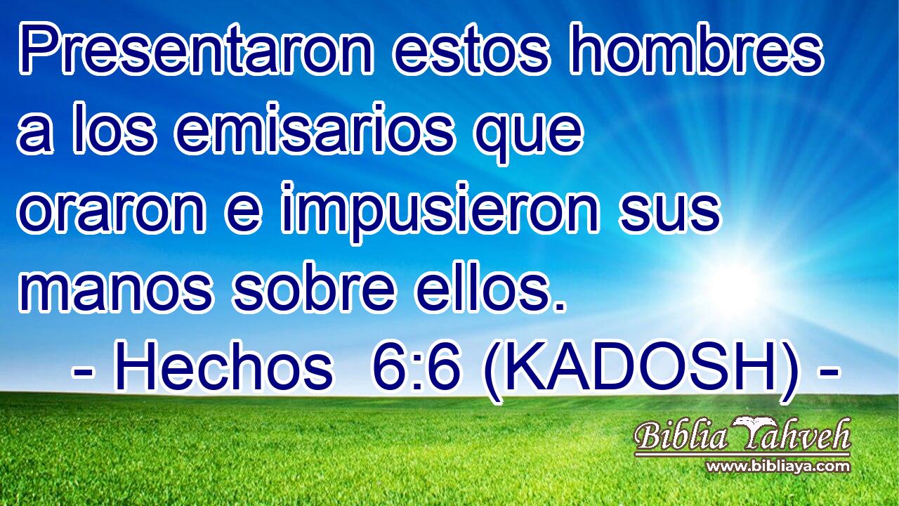  Presentaron estos hombres a los emisarios que oraron e impusieron sus manos sobre ellos. 