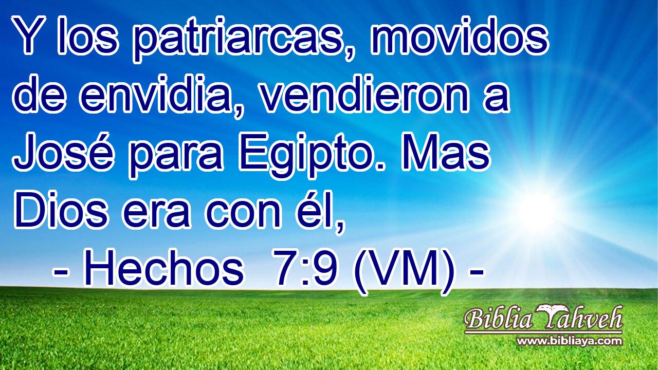  Y los patriarcas, movidos de envidia, vendieron a José para Egipto. Mas Dios era con él, 
