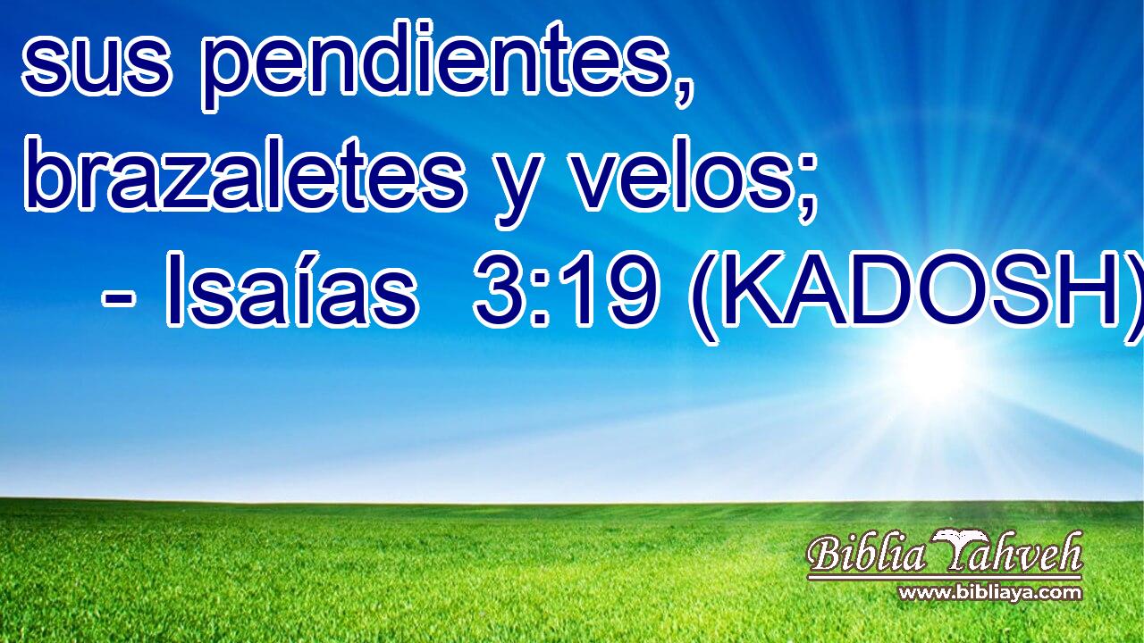  sus pendientes, brazaletes y velos; 