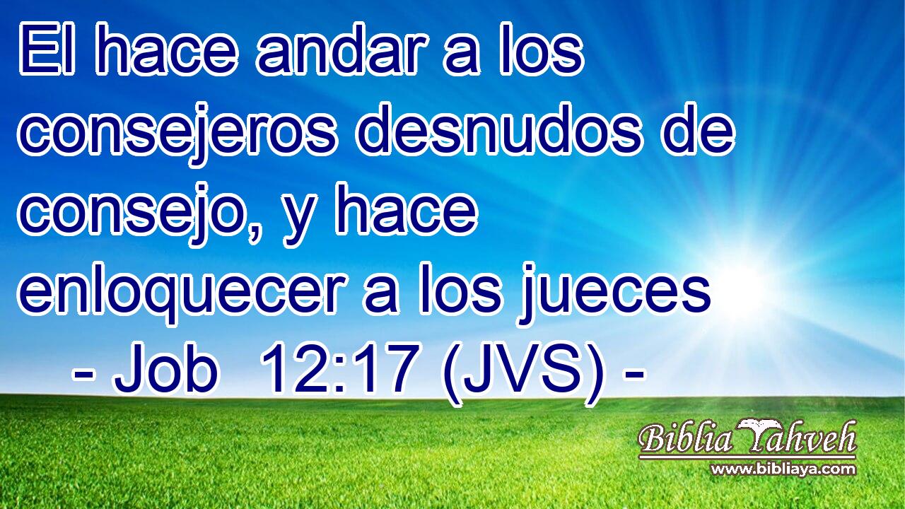 El hace andar a los consejeros desnudos de consejo, y hace enloquecer a los jueces