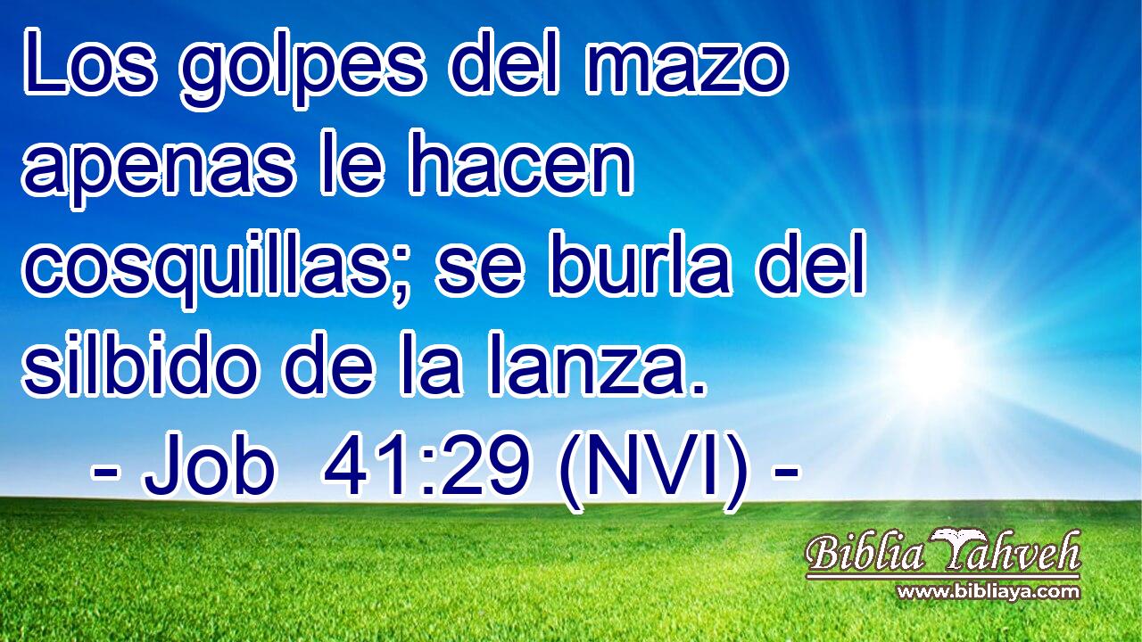  Los golpes del mazo apenas le hacen cosquillas; se burla del silbido de la lanza. 