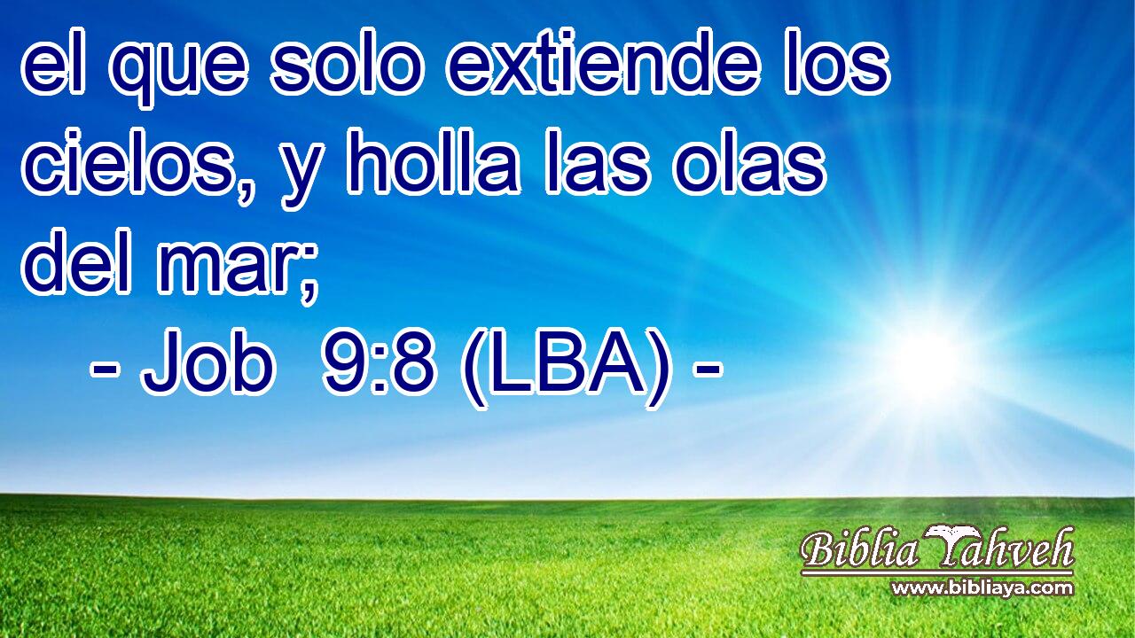 el que solo extiende los cielos, y holla las olas del mar;