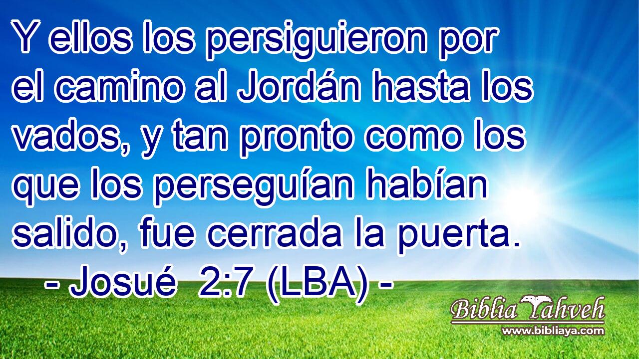 Y ellos los persiguieron por el camino al Jordán hasta los vados, y tan pronto como los que los perseguían habían salido, fue cerrada la puerta.