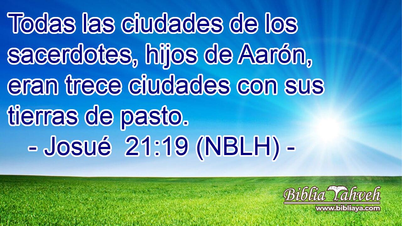  Todas las ciudades de los sacerdotes, hijos de Aarón, eran trece ciudades con sus tierras de pasto. 