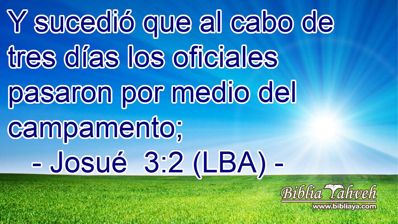 Y sucedió que al cabo de tres días los oficiales pasaron por medio del campamento;