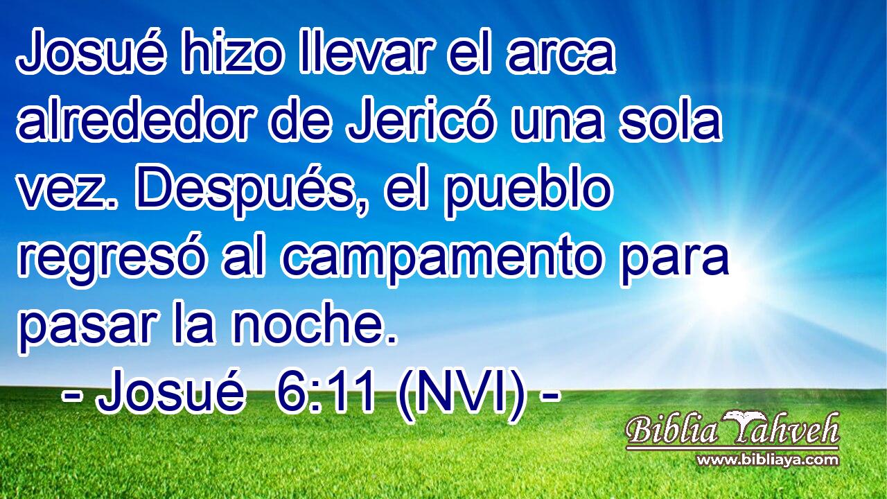  Josué hizo llevar el arca alrededor de Jericó una sola vez. Después, el pueblo regresó al campamento para pasar la noche. 