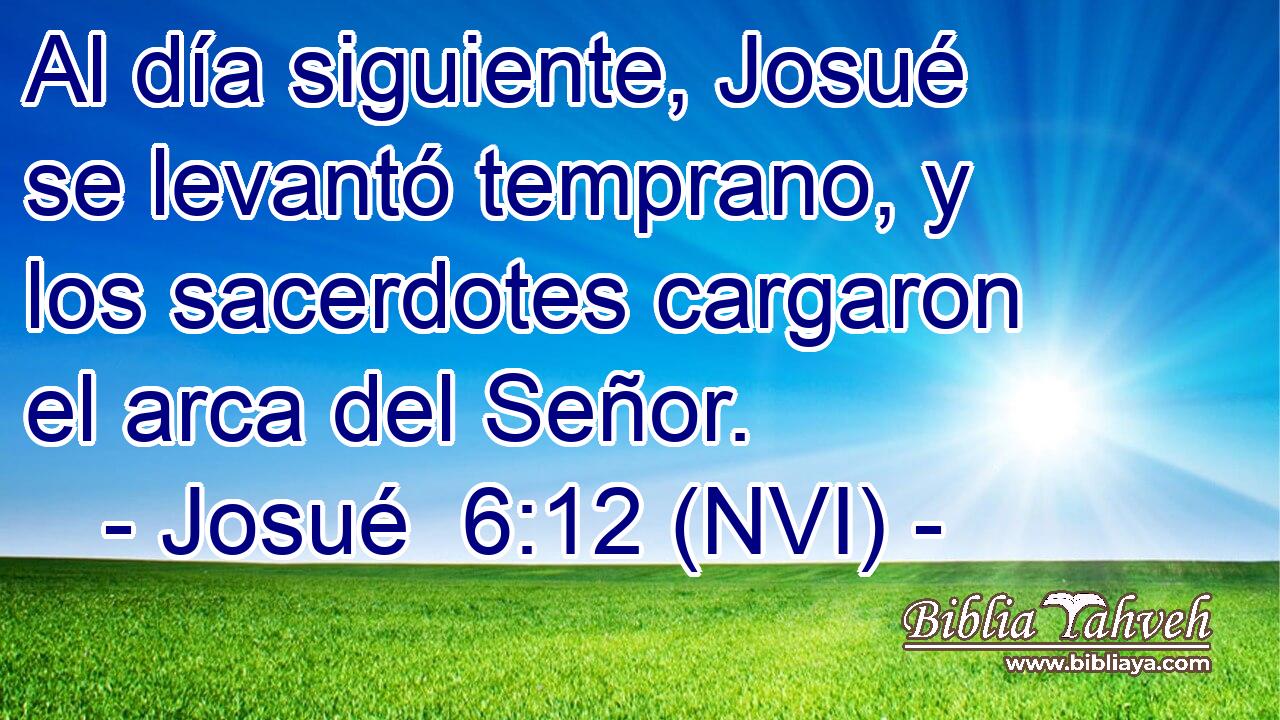  Al día siguiente, Josué se levantó temprano, y los sacerdotes cargaron el arca del Señor. 