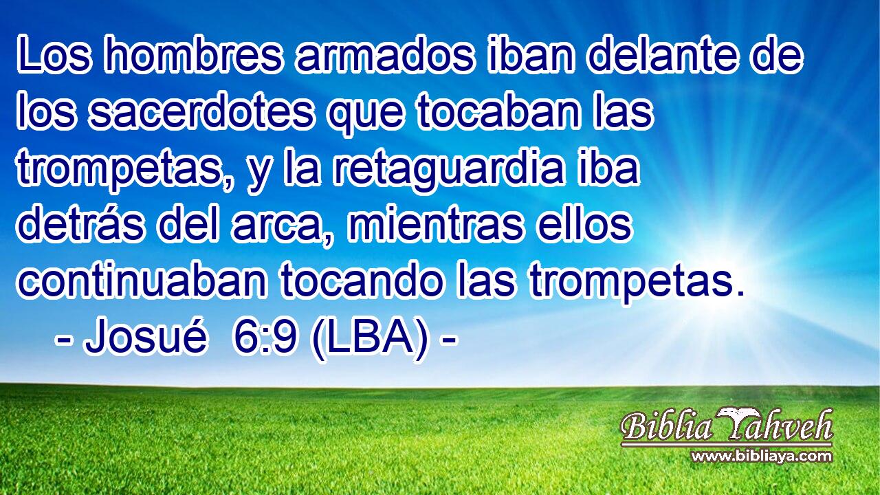 Los hombres armados iban delante de los sacerdotes que tocaban las trompetas, y la retaguardia iba detrás del arca, mientras ellos continuaban tocando las trompetas.