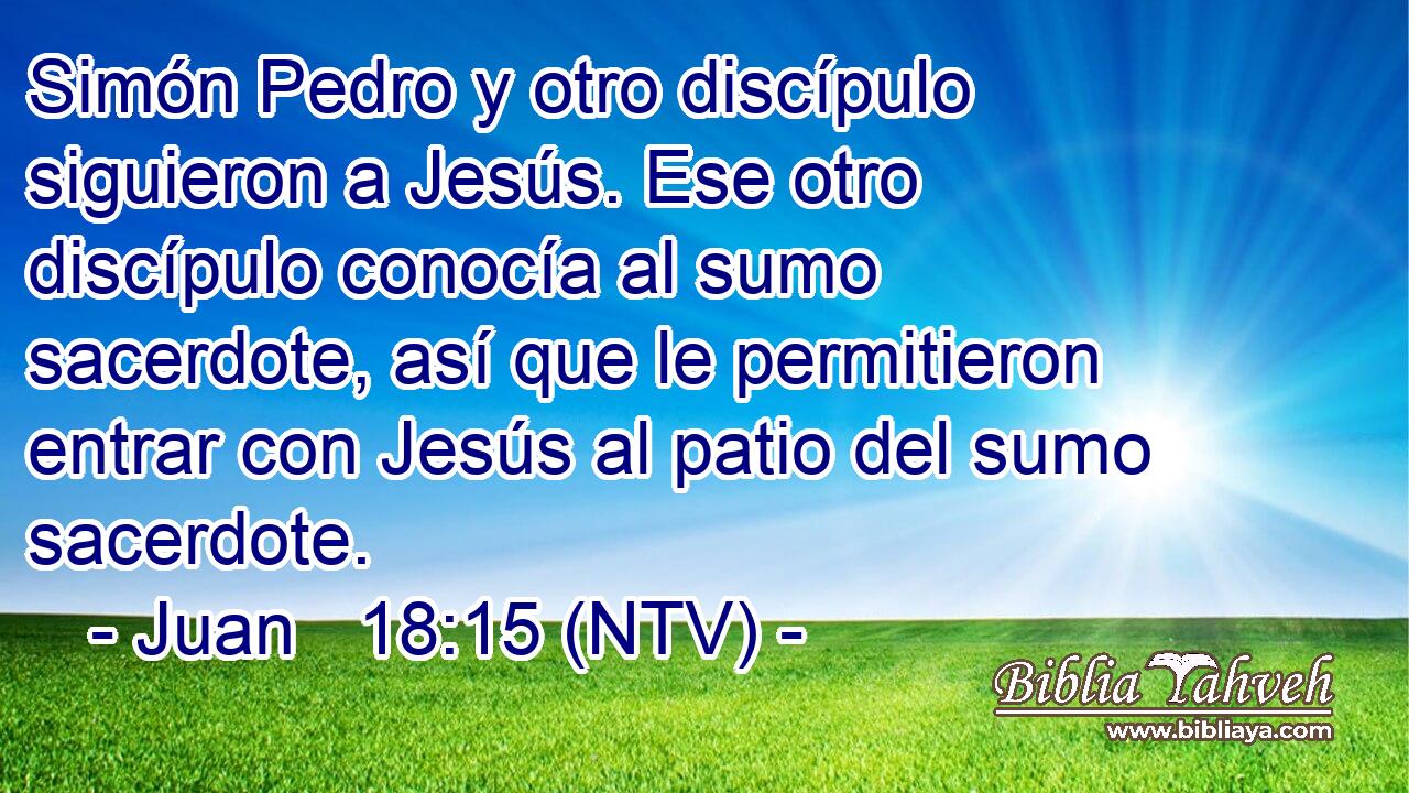 Simón Pedro y otro discípulo siguieron a Jesús. Ese otro discípulo conocía al sumo sacerdote, así que le permitieron entrar con Jesús al patio del sumo sacerdote.