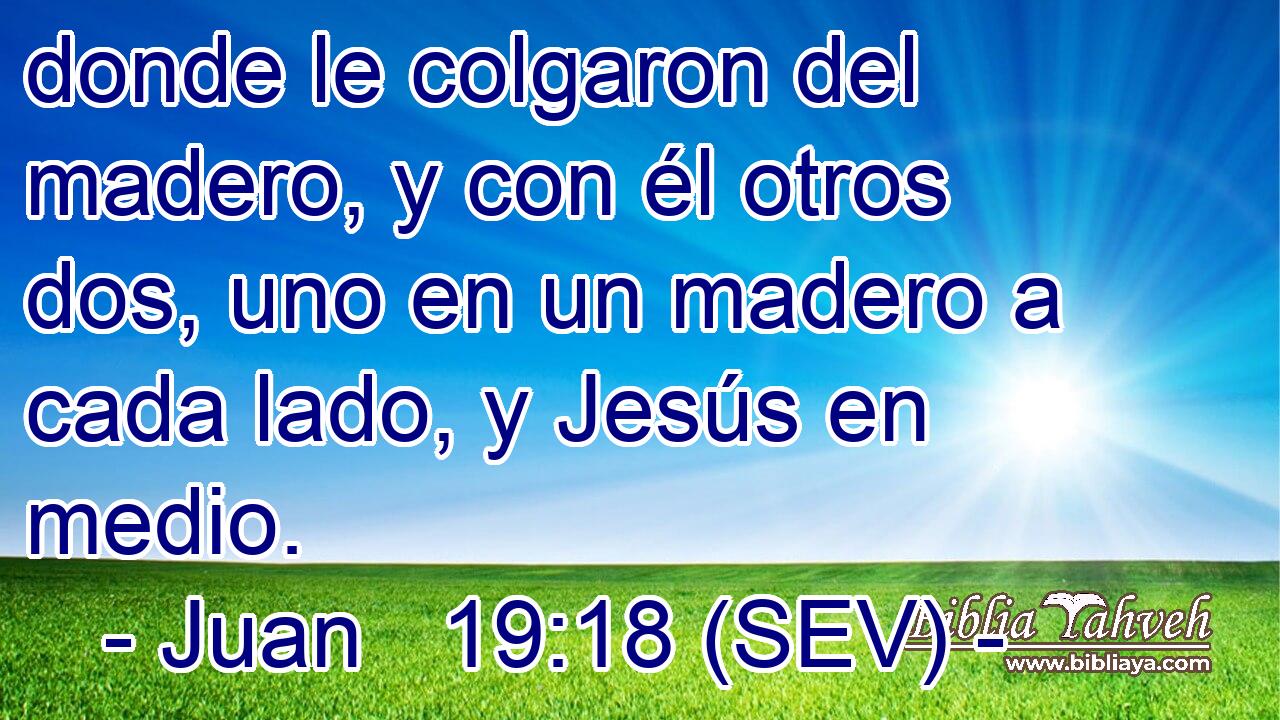 donde le colgaron del madero, y con él otros dos, uno en un madero a cada lado, y Jesús en medio.