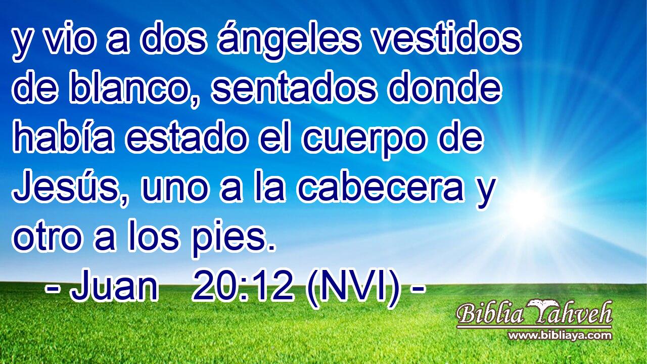  y vio a dos ángeles vestidos de blanco, sentados donde había estado el cuerpo de Jesús, uno a la cabecera y otro a los pies. 