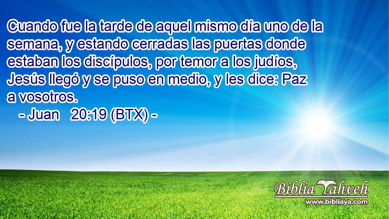 Cuando fue la tarde de aquel mismo día uno de la semana, y estando cerradas las puertas donde estaban los discípulos, por temor a los judíos, Jesús llegó y se puso en medio, y les dice: Paz a vosotros.