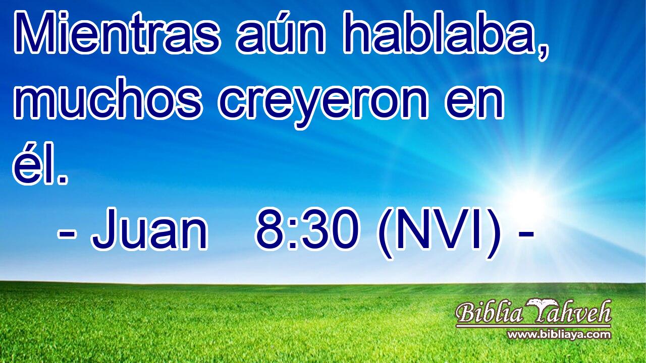  Mientras aún hablaba, muchos creyeron en él. 