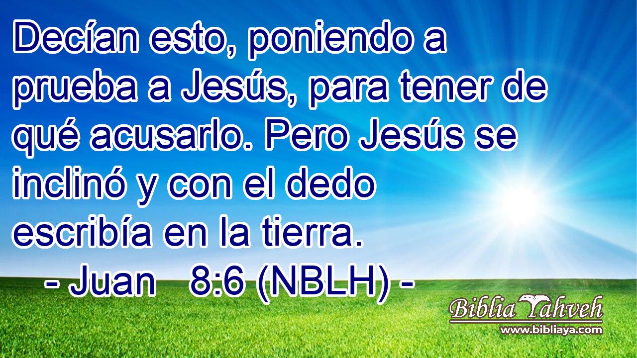  Decían esto, poniendo a prueba a Jesús, para tener de qué acusarlo. Pero Jesús se inclinó y con el dedo escribía en la tierra. 