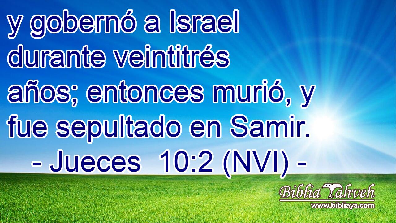  y gobernó a Israel durante veintitrés años; entonces murió, y fue sepultado en Samir. 