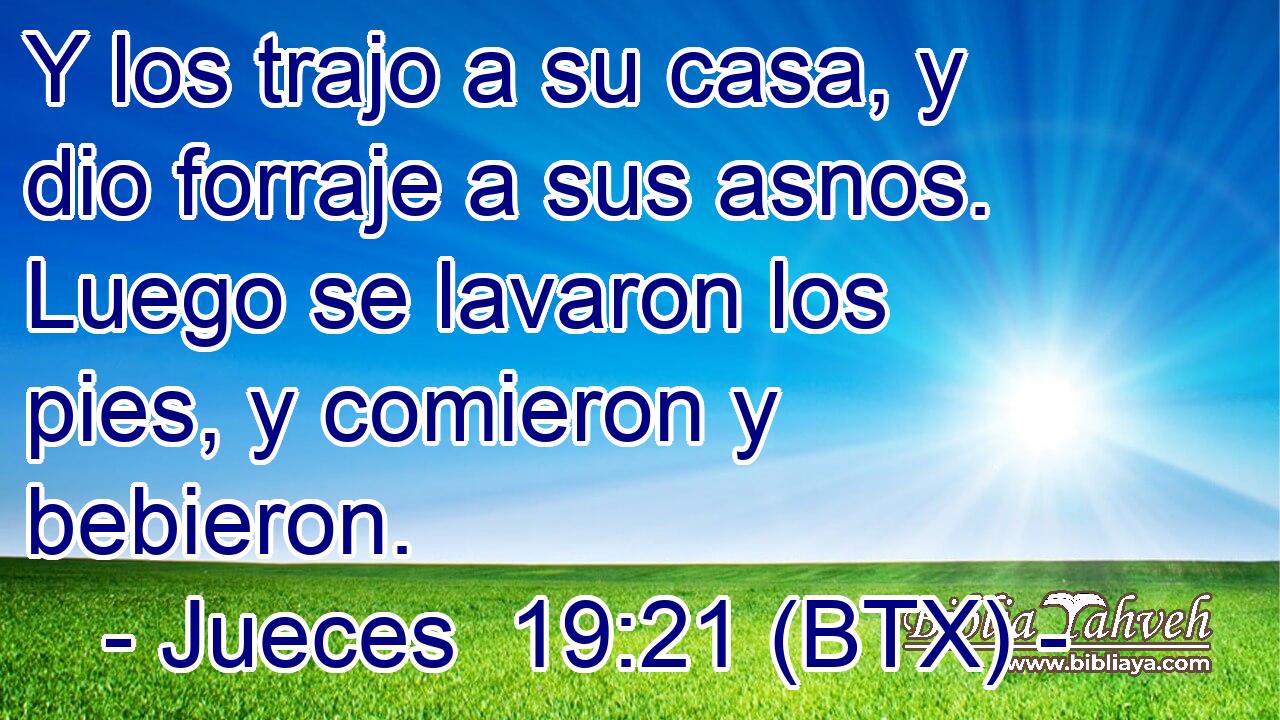 Y los trajo a su casa, y dio forraje a sus asnos. Luego se lavaron los pies, y comieron y bebieron.