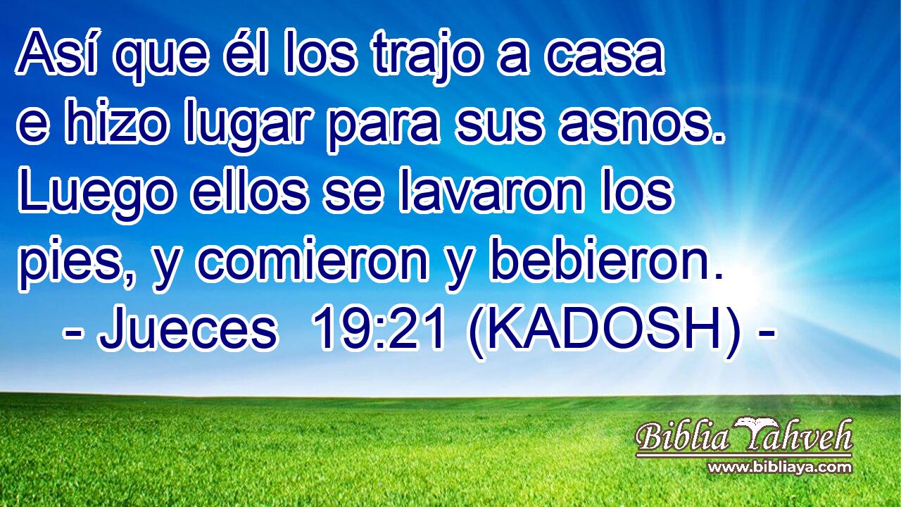  Así que él los trajo a casa e hizo lugar para sus asnos. Luego ellos se lavaron los pies, y comieron y bebieron. 