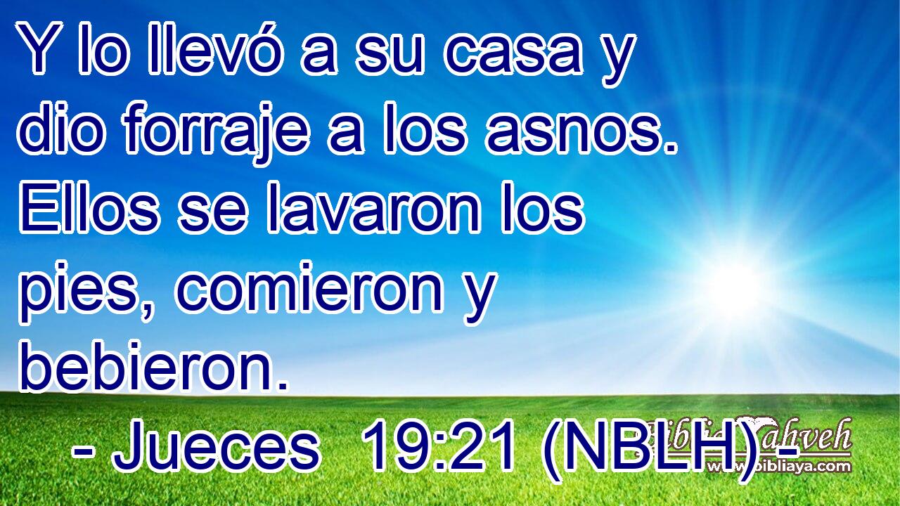  Y lo llevó a su casa y dio forraje a los asnos. Ellos se lavaron los pies, comieron y bebieron. 