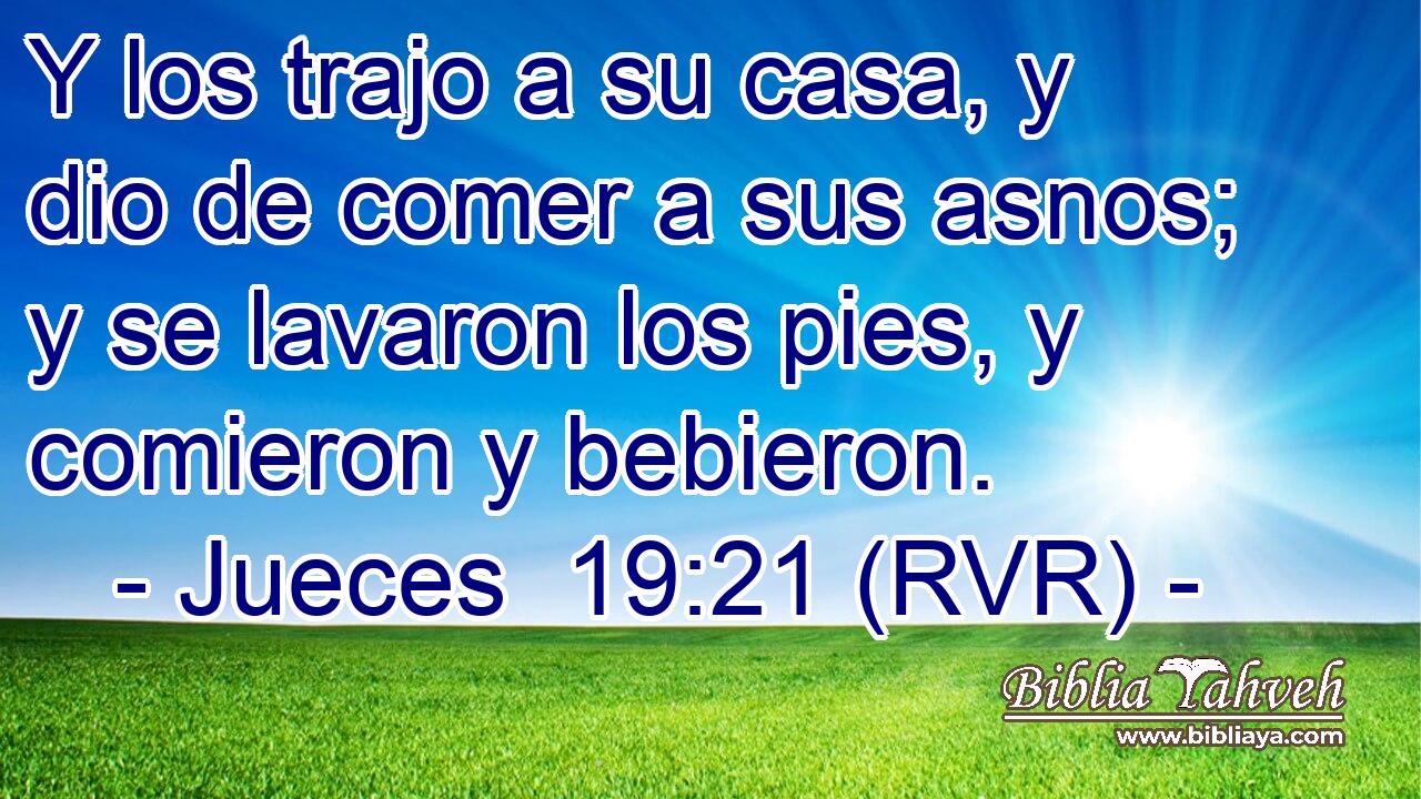 Y los trajo a su casa, y dio de comer a sus asnos; y se lavaron los pies, y comieron y bebieron.