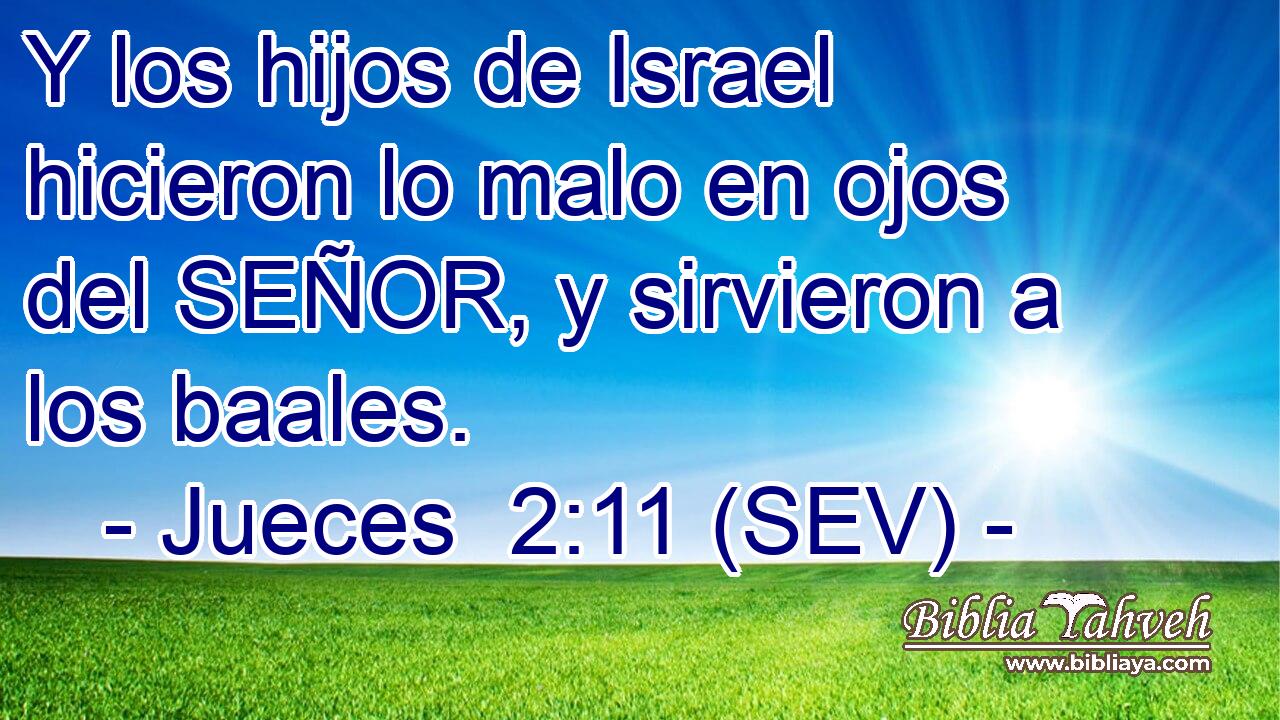 Y los hijos de Israel hicieron lo malo en ojos del SEÑOR, y sirvieron a los baales.