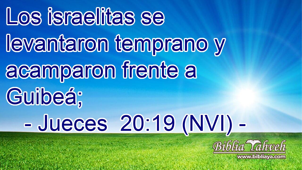  Los israelitas se levantaron temprano y acamparon frente a Guibeá; 