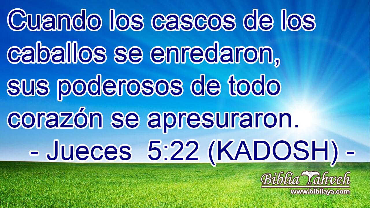  Cuando los cascos de los caballos se enredaron, sus poderosos de todo corazón se apresuraron. 
