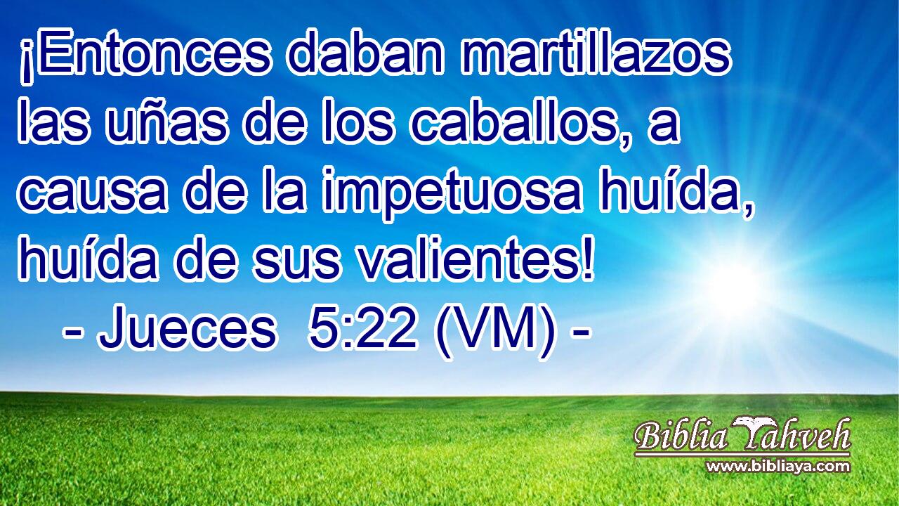  ¡Entonces daban martillazos las uñas de los caballos, a causa de la impetuosa huída, huída de sus valientes! 