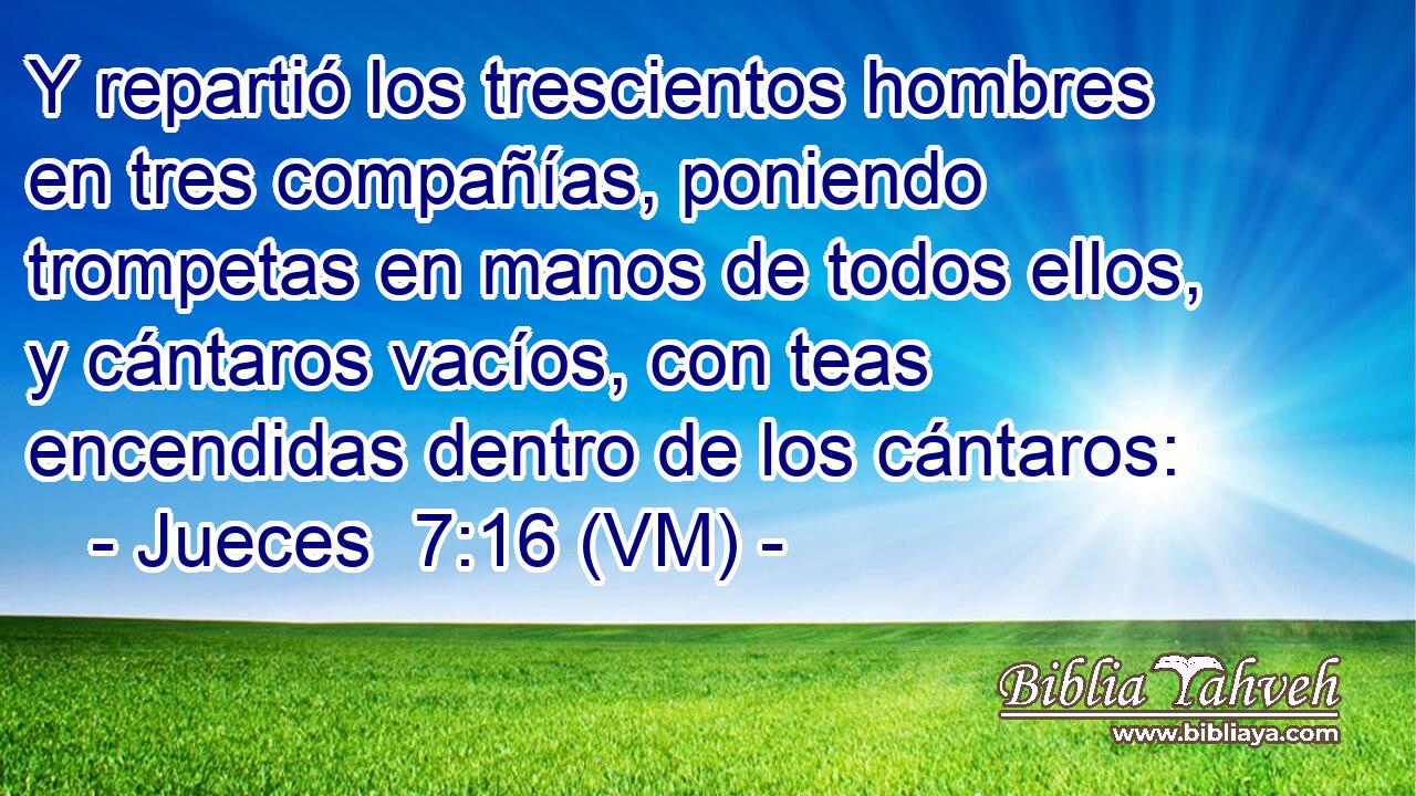 Y repartió los trescientos hombres en tres compañías, poniendo trompetas en manos de todos ellos, y cántaros vacíos, con teas encendidas dentro de los cántaros: 
