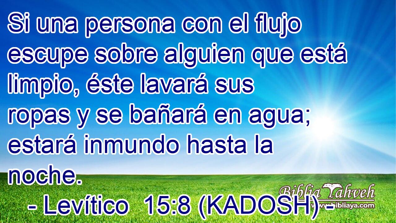  Si una persona con el flujo escupe sobre alguien que está limpio, éste lavará sus ropas y se bañará en agua; estará inmundo hasta la noche. 