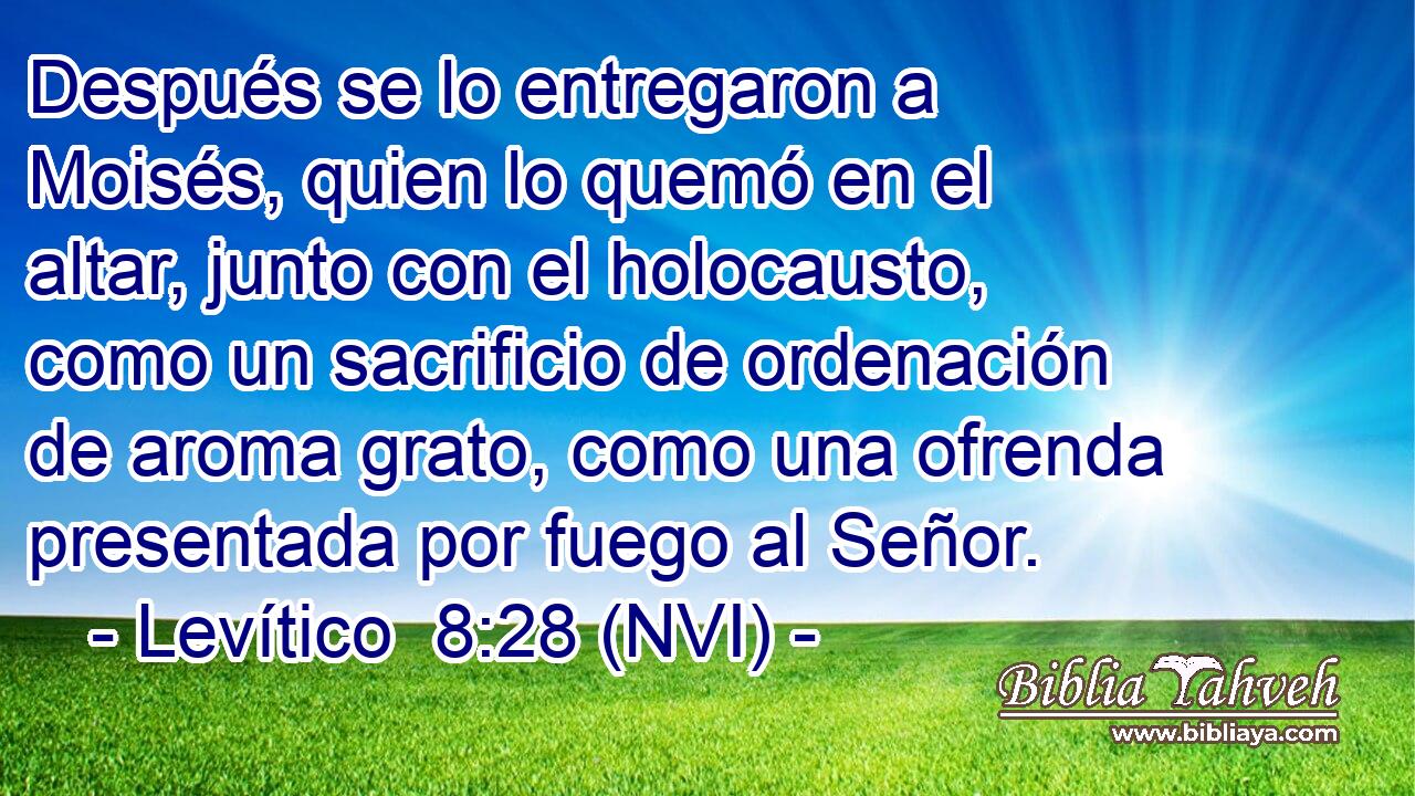  Después se lo entregaron a Moisés, quien lo quemó en el altar, junto con el holocausto, como un sacrificio de ordenación de aroma grato, como una ofrenda presentada por fuego al Señor. 