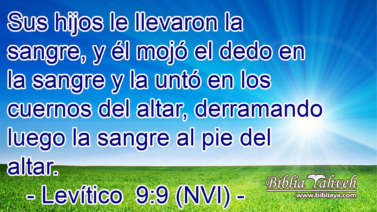  Sus hijos le llevaron la sangre, y él mojó el dedo en la sangre y la untó en los cuernos del altar, derramando luego la sangre al pie del altar. 
