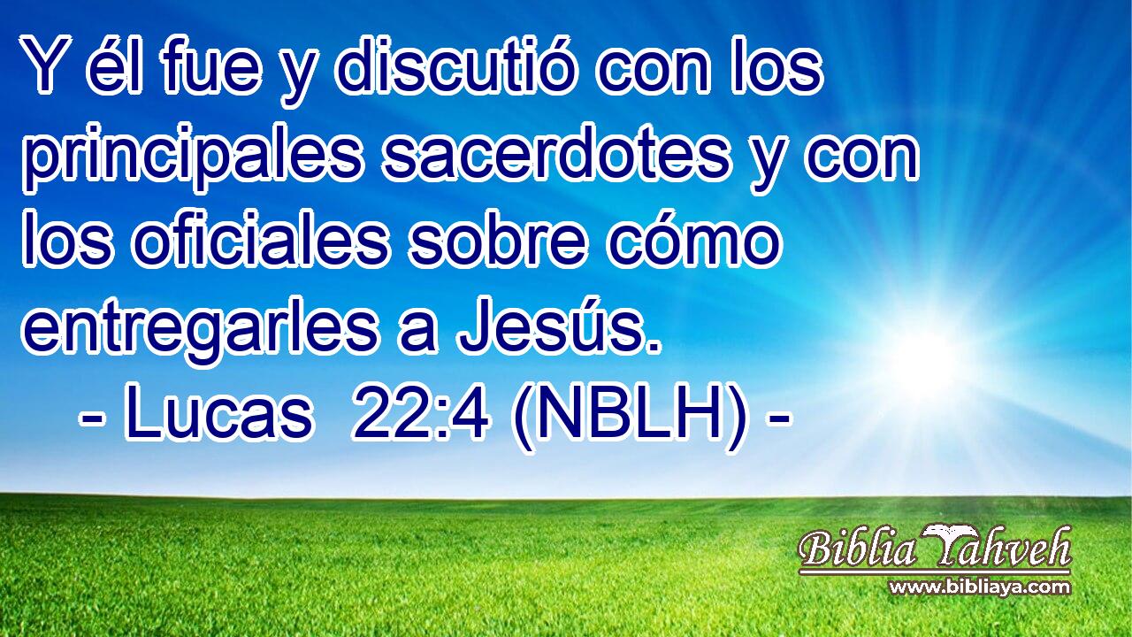  Y él fue y discutió con los principales sacerdotes y con los oficiales sobre cómo entregarles a Jesús. 