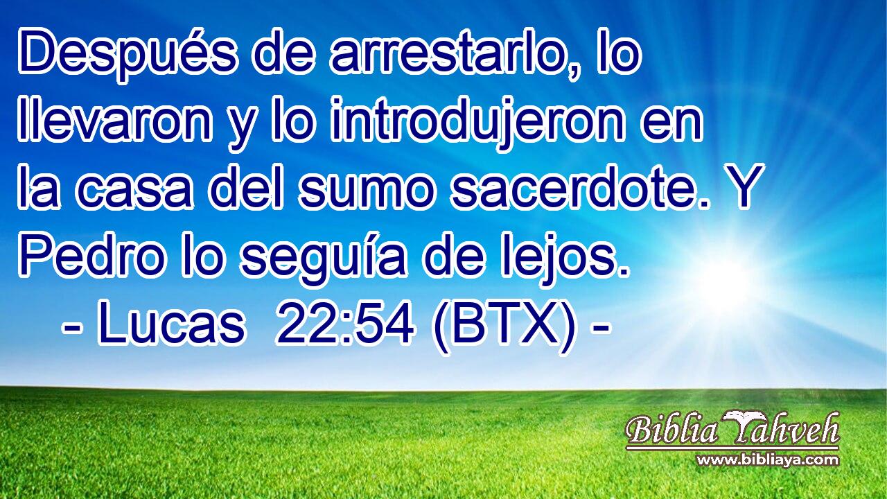 Después de arrestarlo, lo llevaron y lo introdujeron en la casa del sumo sacerdote. Y Pedro lo seguía de lejos.