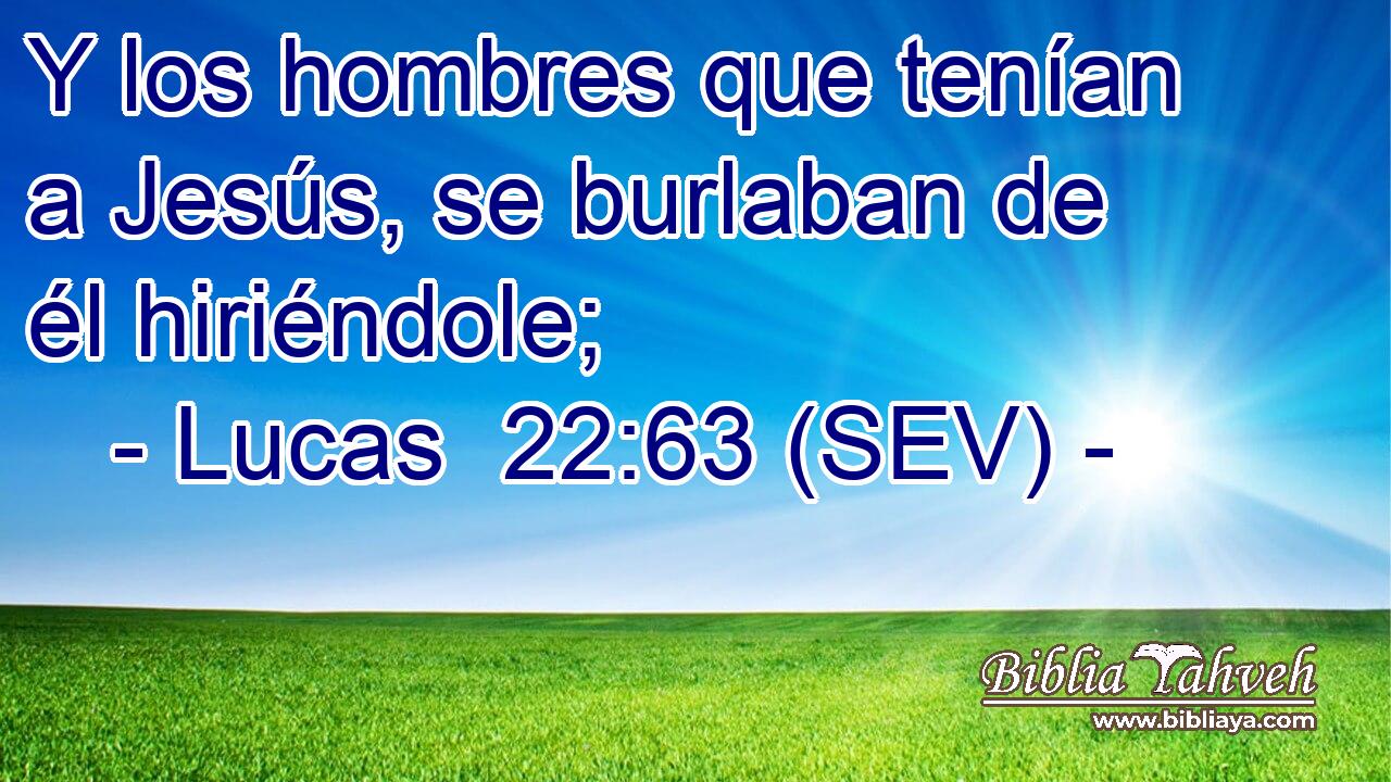 Y los hombres que tenían a Jesús, se burlaban de él hiriéndole;