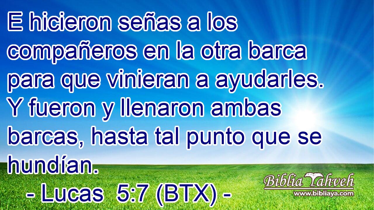 E hicieron señas a los compañeros en la otra barca para que vinieran a ayudarles. Y fueron y llenaron ambas barcas, hasta tal punto que se hundían.