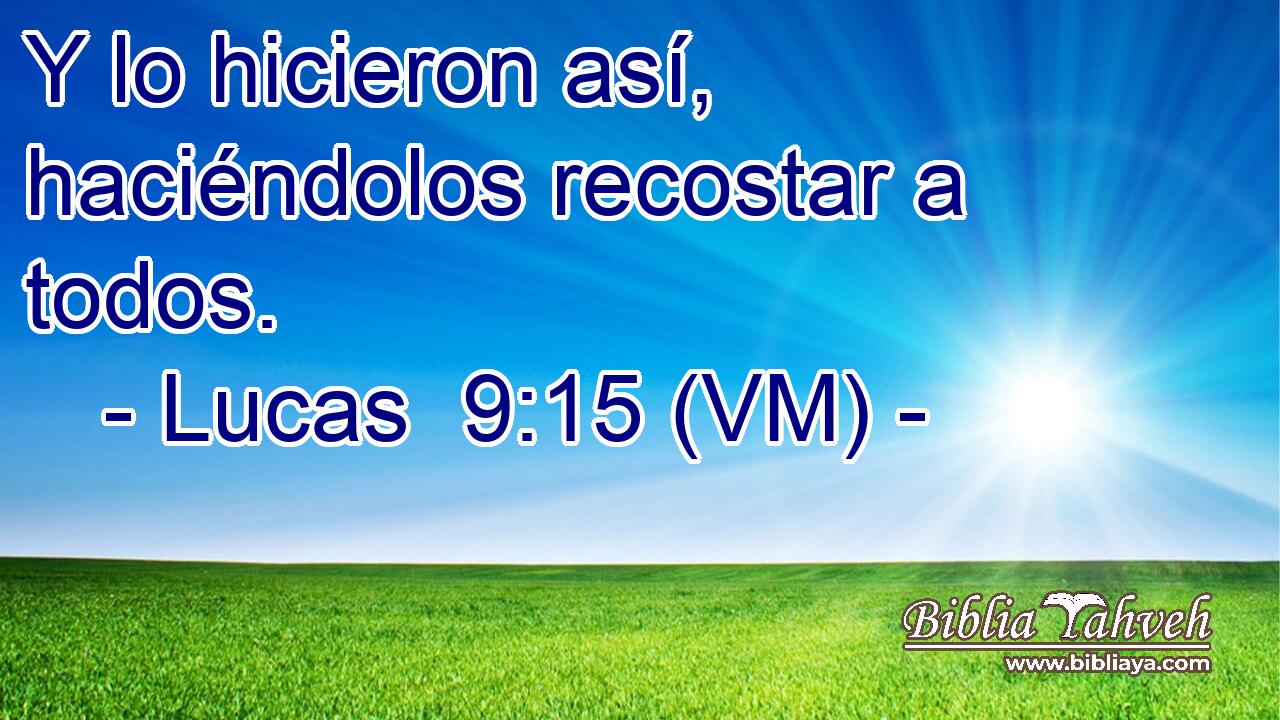  Y lo hicieron así, haciéndolos recostar a todos. 