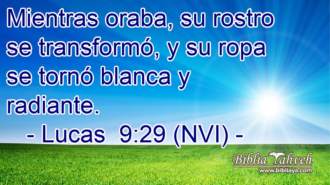  Mientras oraba, su rostro se transformó, y su ropa se tornó blanca y radiante. 