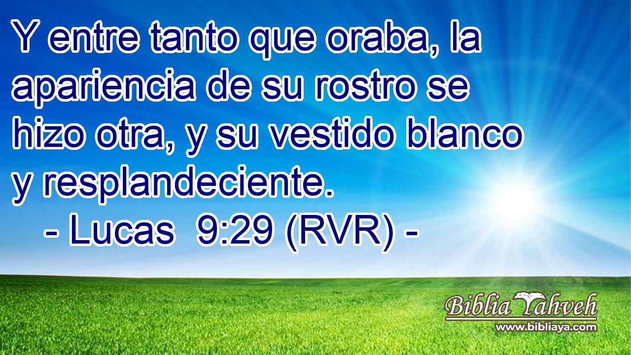 Y entre tanto que oraba, la apariencia de su rostro se hizo otra, y su vestido blanco y resplandeciente.