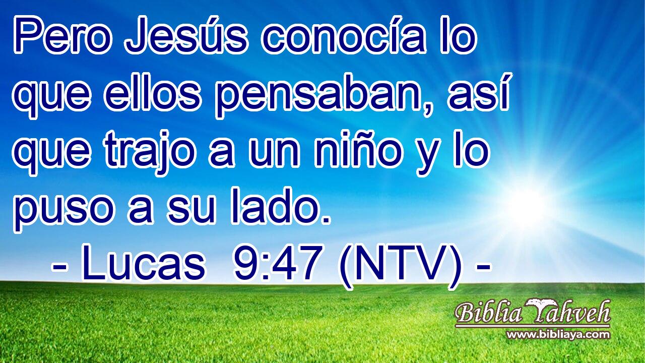 Pero Jesús conocía lo que ellos pensaban, así que trajo a un niño y lo puso a su lado.