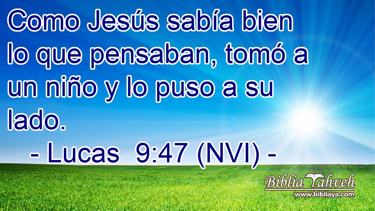  Como Jesús sabía bien lo que pensaban, tomó a un niño y lo puso a su lado. 