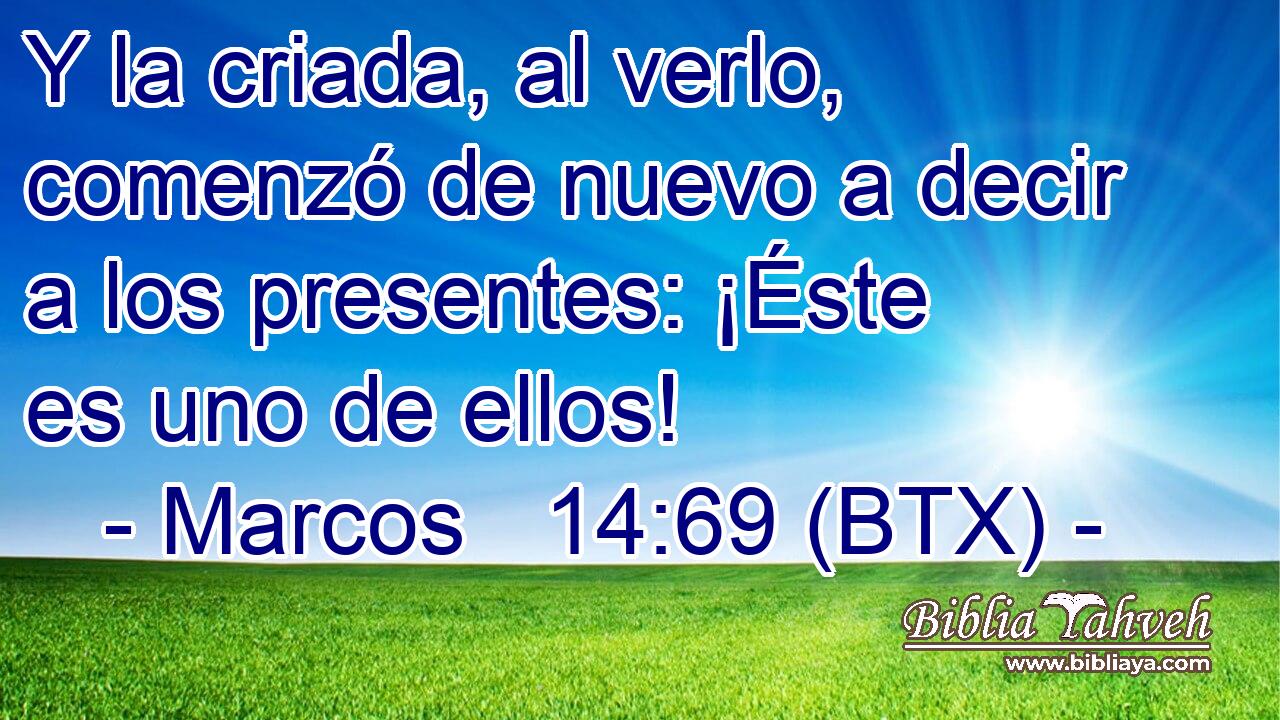 Y la criada, al verlo, comenzó de nuevo a decir a los presentes: ¡Éste es uno de ellos!