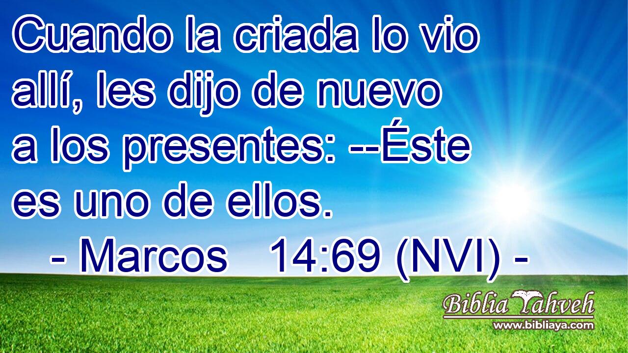  Cuando la criada lo vio allí, les dijo de nuevo a los presentes: --Éste es uno de ellos. 