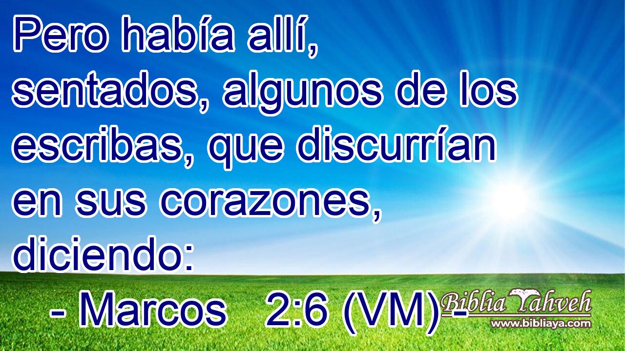  Pero había allí, sentados, algunos de los escribas, que discurrían en sus corazones, diciendo: 
