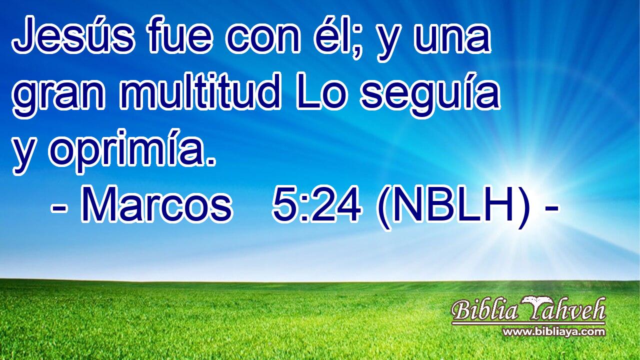 Jesús fue con él; y una gran multitud Lo seguía y oprimía. 
