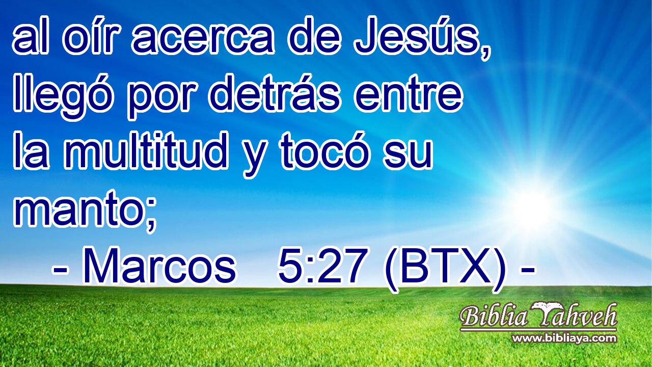 al oír acerca de Jesús, llegó por detrás entre la multitud y tocó su manto;
